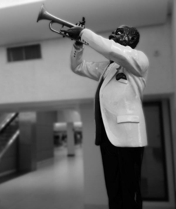 pops at the airport